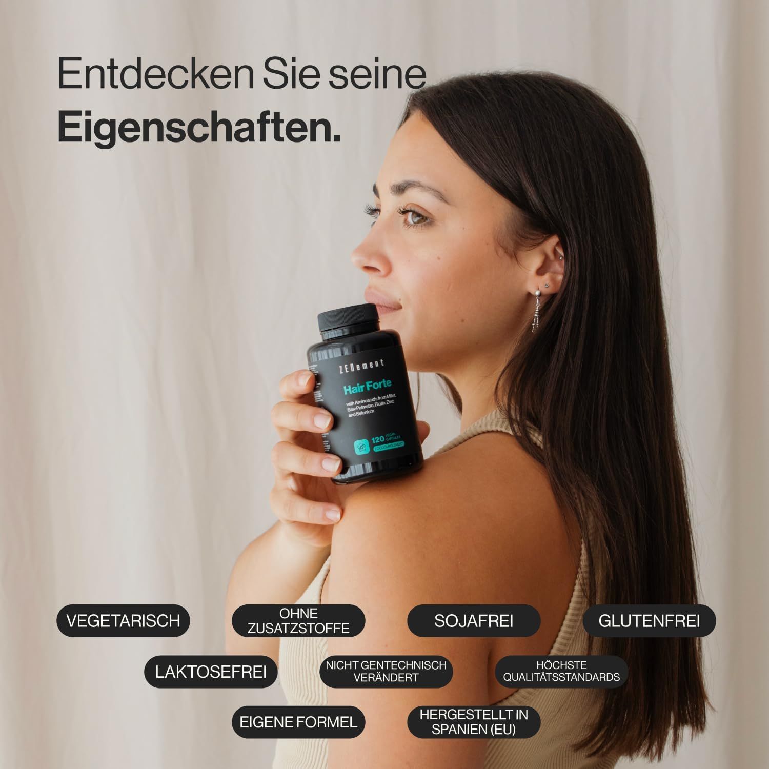 Donna che tiene in mano una bottiglia di Zenement Hair Forte. Sulla bottiglia c'è scritto Hair Forte e altre informazioni. Adesivi: vegetariano, senza additivi, senza soia, senza glutine.