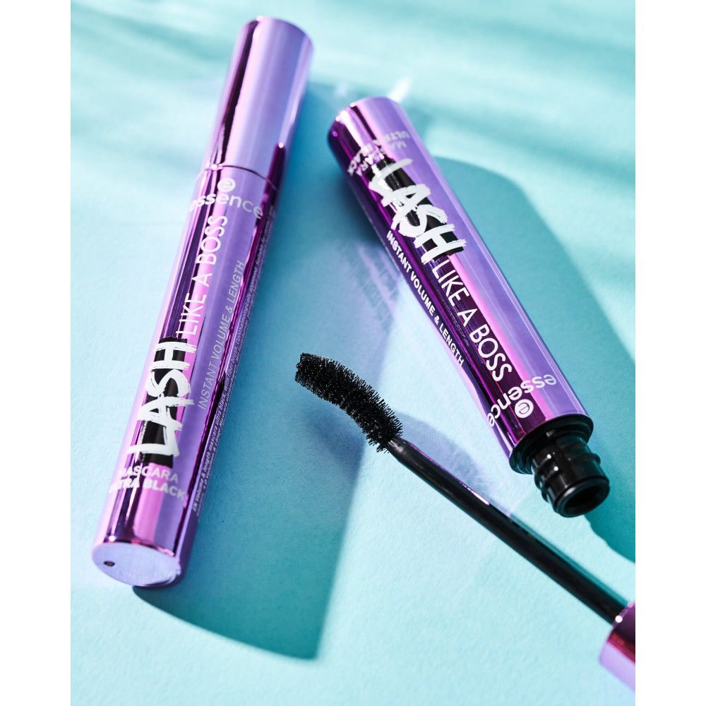 Due tubi di mascara. Confezione viola. Scritta: LASH LIKE A BOSS, ULTRA BLACK. Marchio: essence. Un tubo con spazzola.