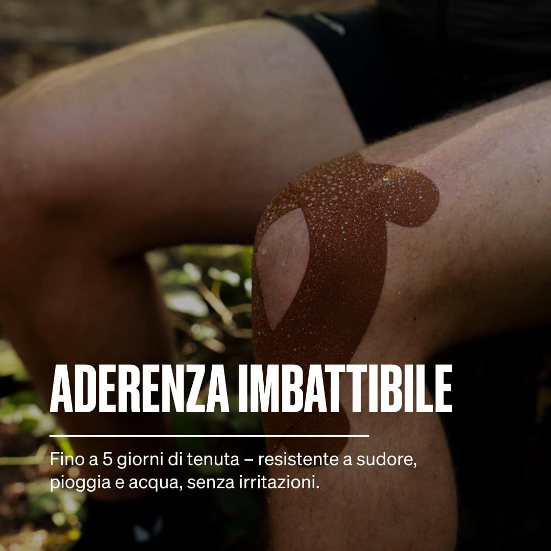 Nastro kinesiologico su un ginocchio, marrone, con testo 'Aderenza imbattibile'.