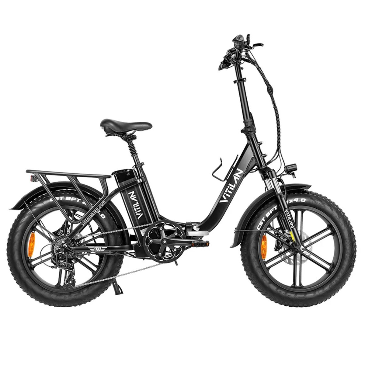 E-bike pieghevole nero con pneumatici larghi. Marchio Vitilan. Dettagli visibili: batteria, portapacchi, parafanghi, illuminazione.