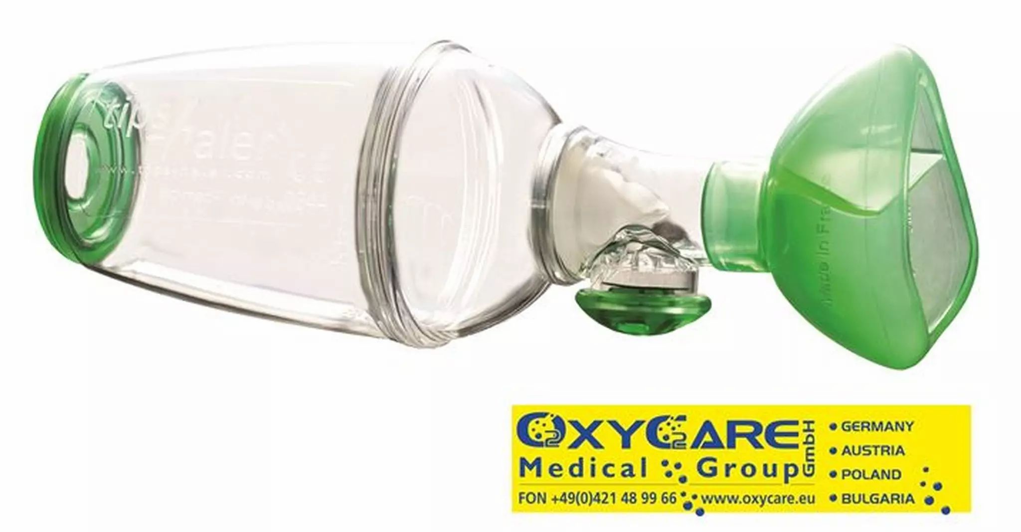 Spacer farmaco con maschera. Contenitore trasparente con maschera verde e valvola. Logo Oxycare Medical Group.