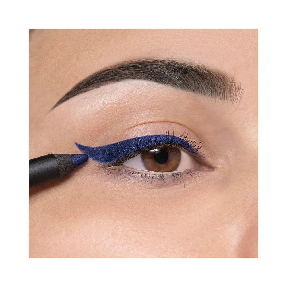 Occhio con eyeliner blu. Una matita nera viene utilizzata per applicare l'eyeliner. La pelle è chiara.