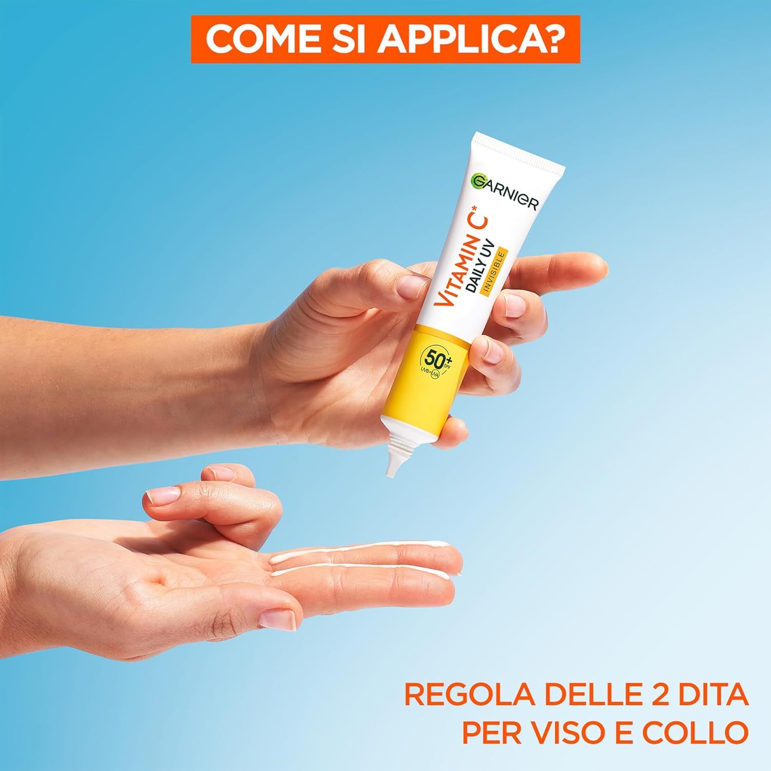 Mani che tengono il tubo Garnier Vitamin C Daily UV Invisible. Testo: 2 dita per viso e collo.