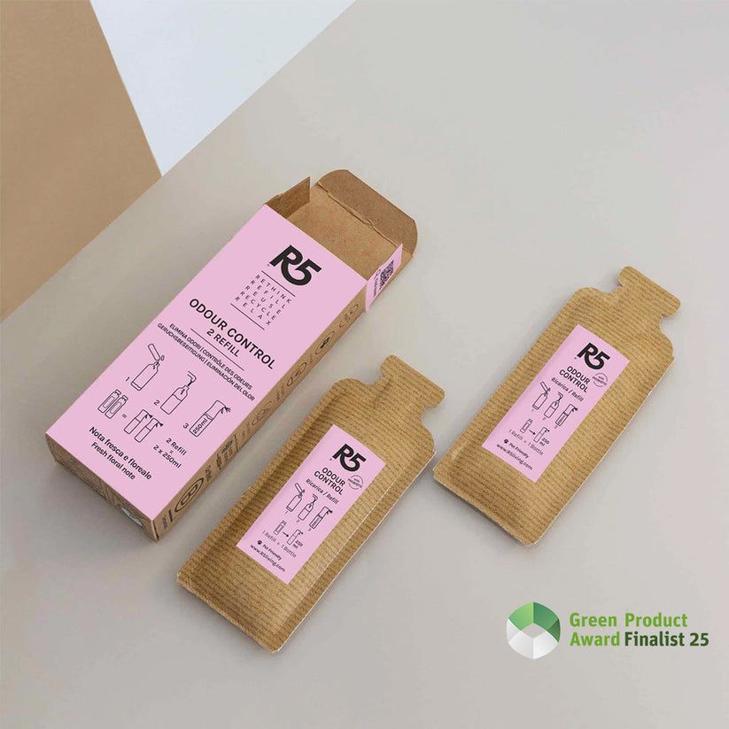 Scatola aperta e due ricariche. Scritta: R5, Odour Control, 2 Refill. Illustrazioni. Verde: Green Product Award Finalist 25.