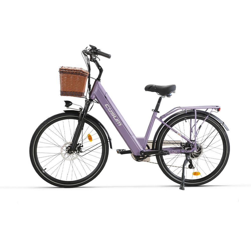 E-bike lilla con cestino. Pneumatici, sella e manubrio neri. Marchio CYSUM.
