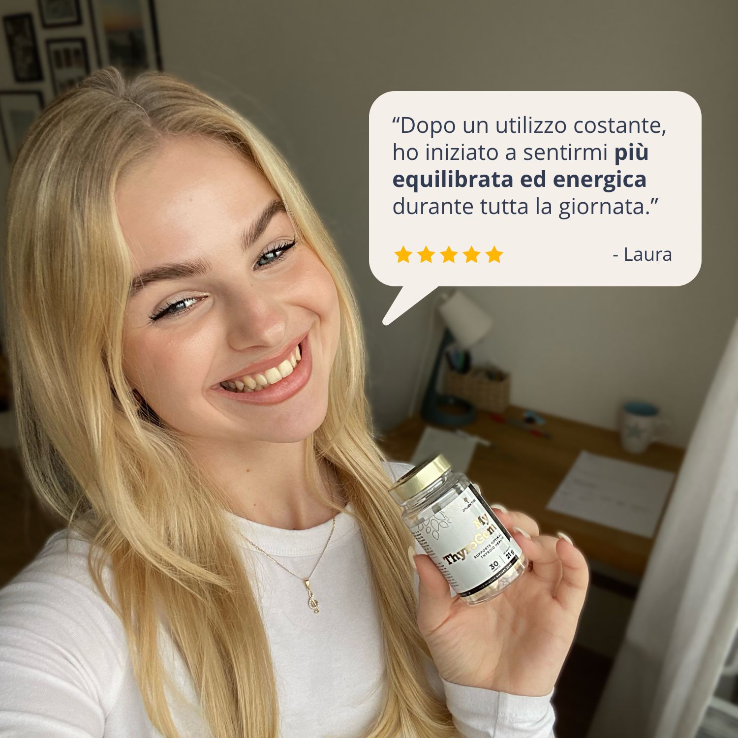 Donna tiene un barattolo Golden Tree My ThyroGem. Citazione: "equilibrata ed energica".