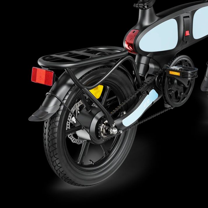 Primo piano della ruota posteriore di una e-bike nera. Fanale posteriore, portapacchi e accenti gialli sono visibili.