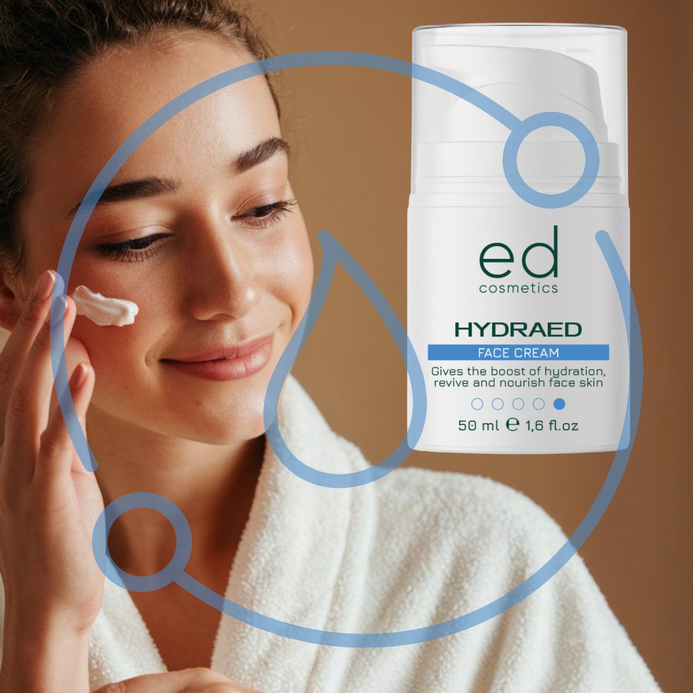 Donna con accappatoio bianco. Applica crema sul viso. Flacone di crema con dosatore a pompa sullo sfondo.