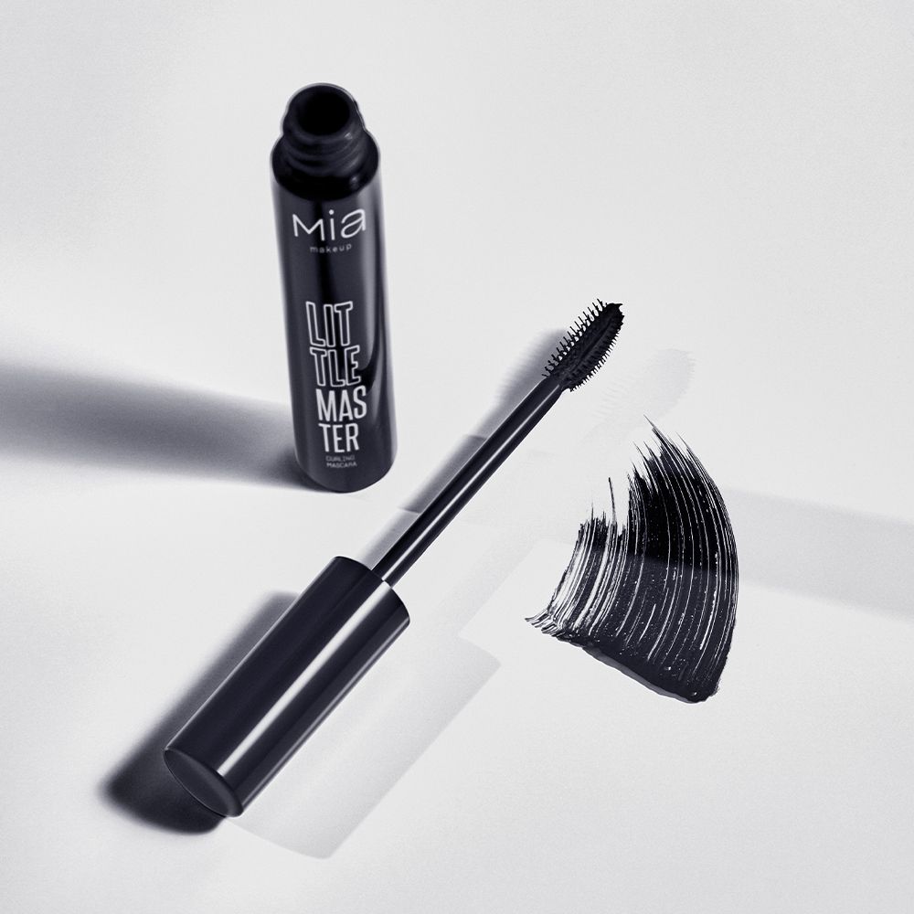 Spazzola e tubetto di mascara neri con una striscia di mascara. Il tubetto riporta la scritta "Mia Make-up Little Master".