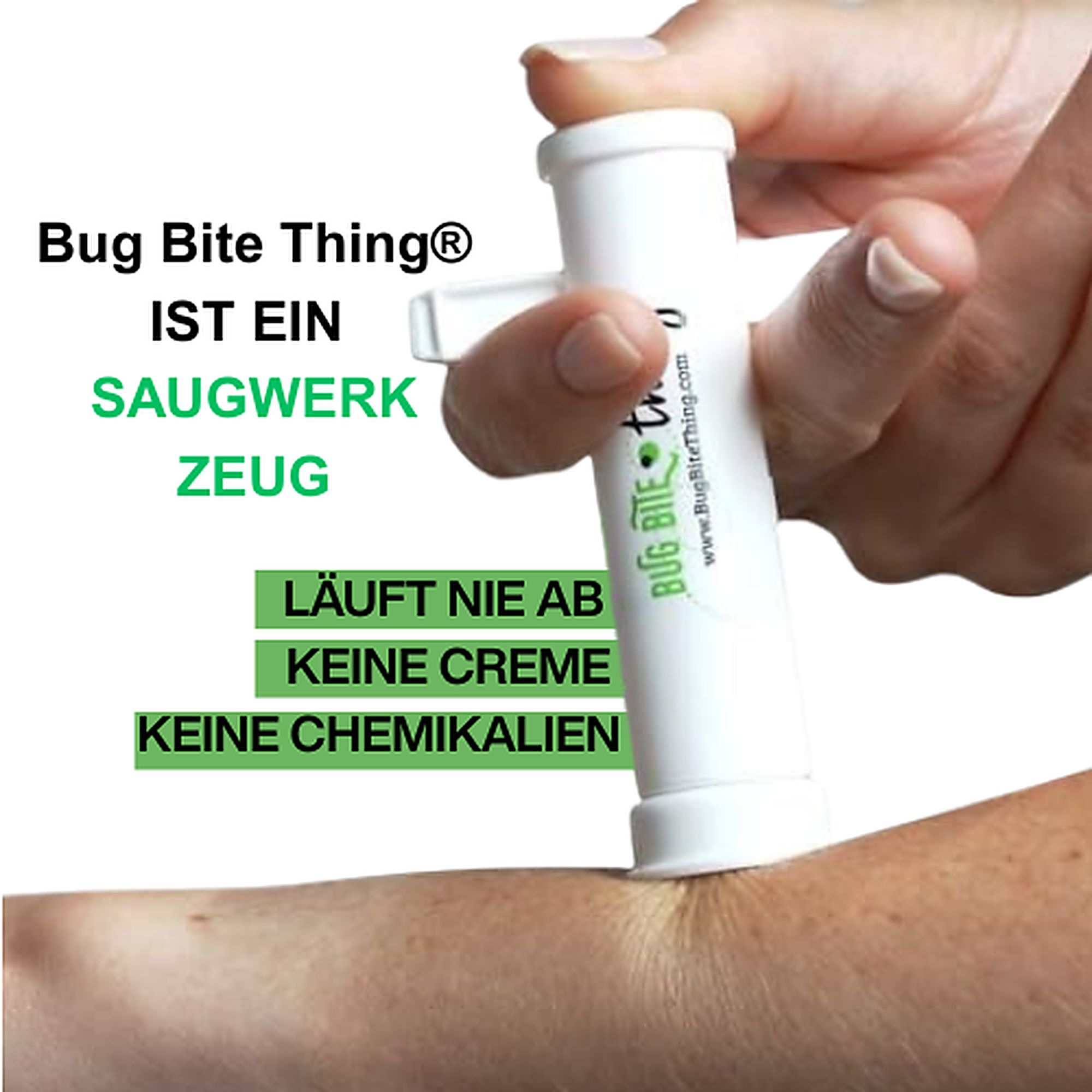 Dispositivo bianco premuto sulla pelle del braccio. Testo: Bug Bite Thing® è uno strumento di aspirazione. Nessuna crema, nessun prodotto chimico.