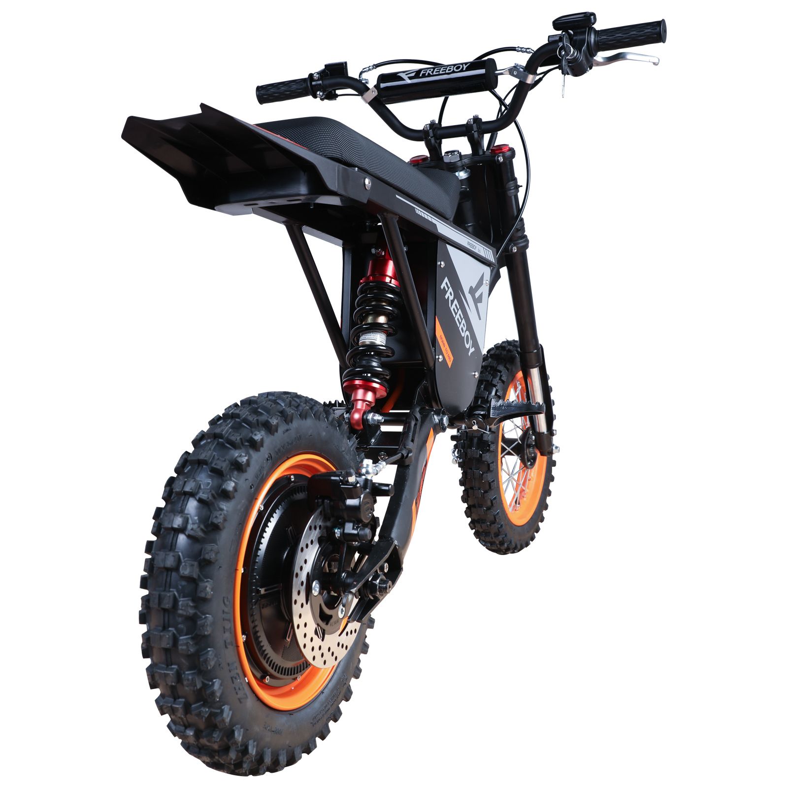 Dirt bike nero con ruote arancioni. Logo FREEBOY visibile, doppia sospensione.