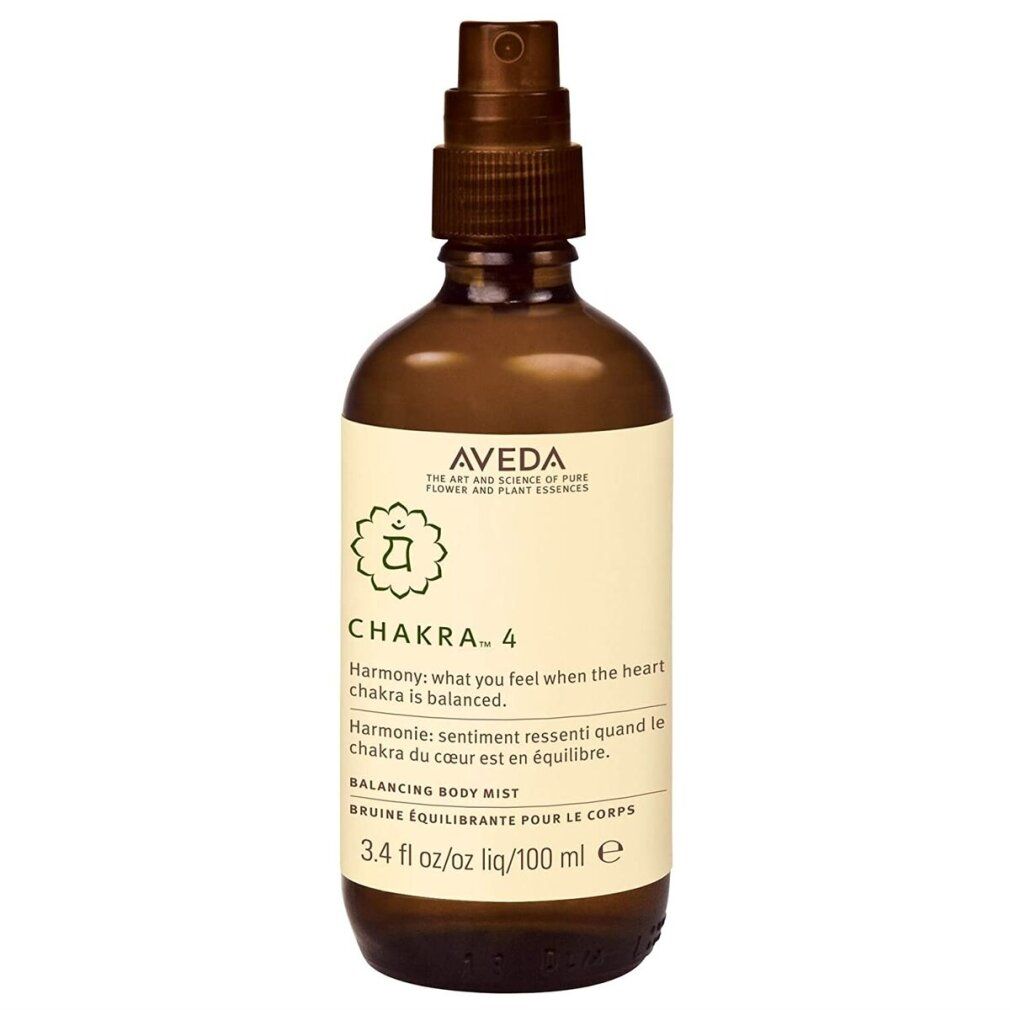 Flacone spray marrone con etichetta. Testo: Aveda, Chakra 4, Balancing Body Mist. 100 ml.