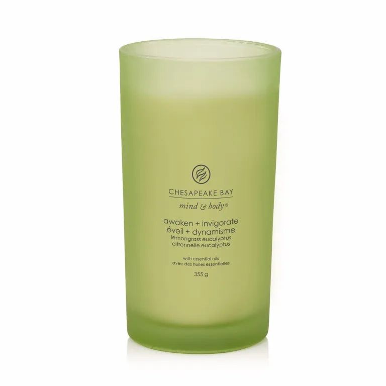 Candela verde in contenitore di vetro. Scritta: Chesapeake Bay mind & body, awaken + invigorate, 355 g.