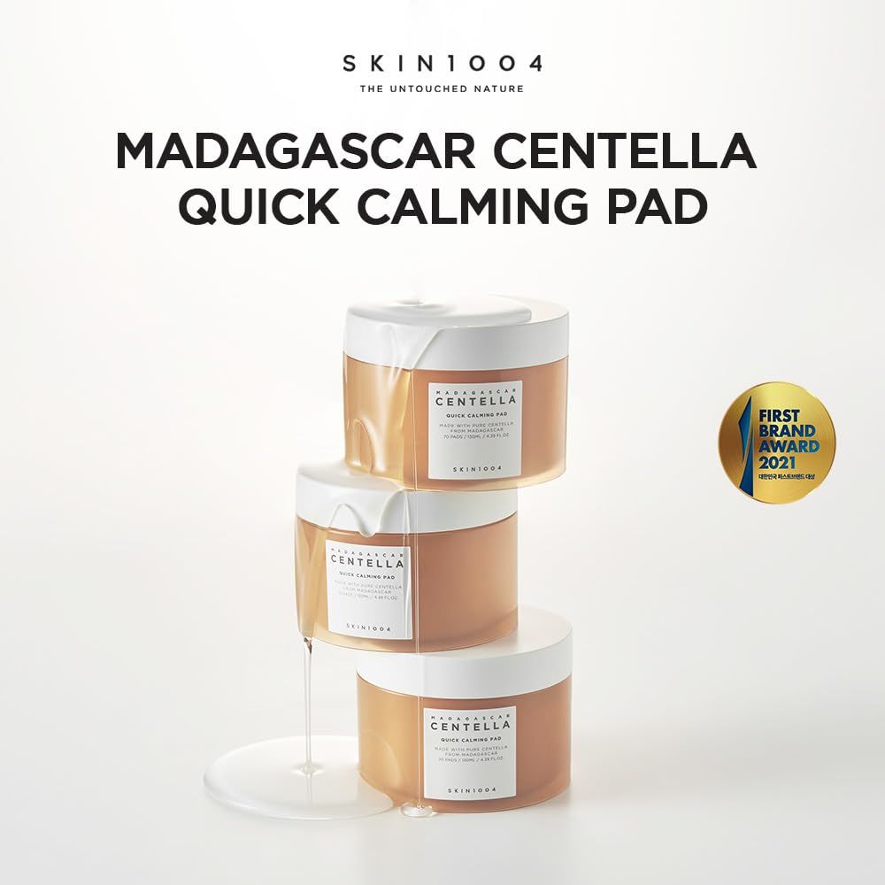 Tre contenitori di prodotto impilati. Testo: Madagascar Centella Quick Calming Pad. Marchio: SKIN1004. Premio: First Brand Award 2021.