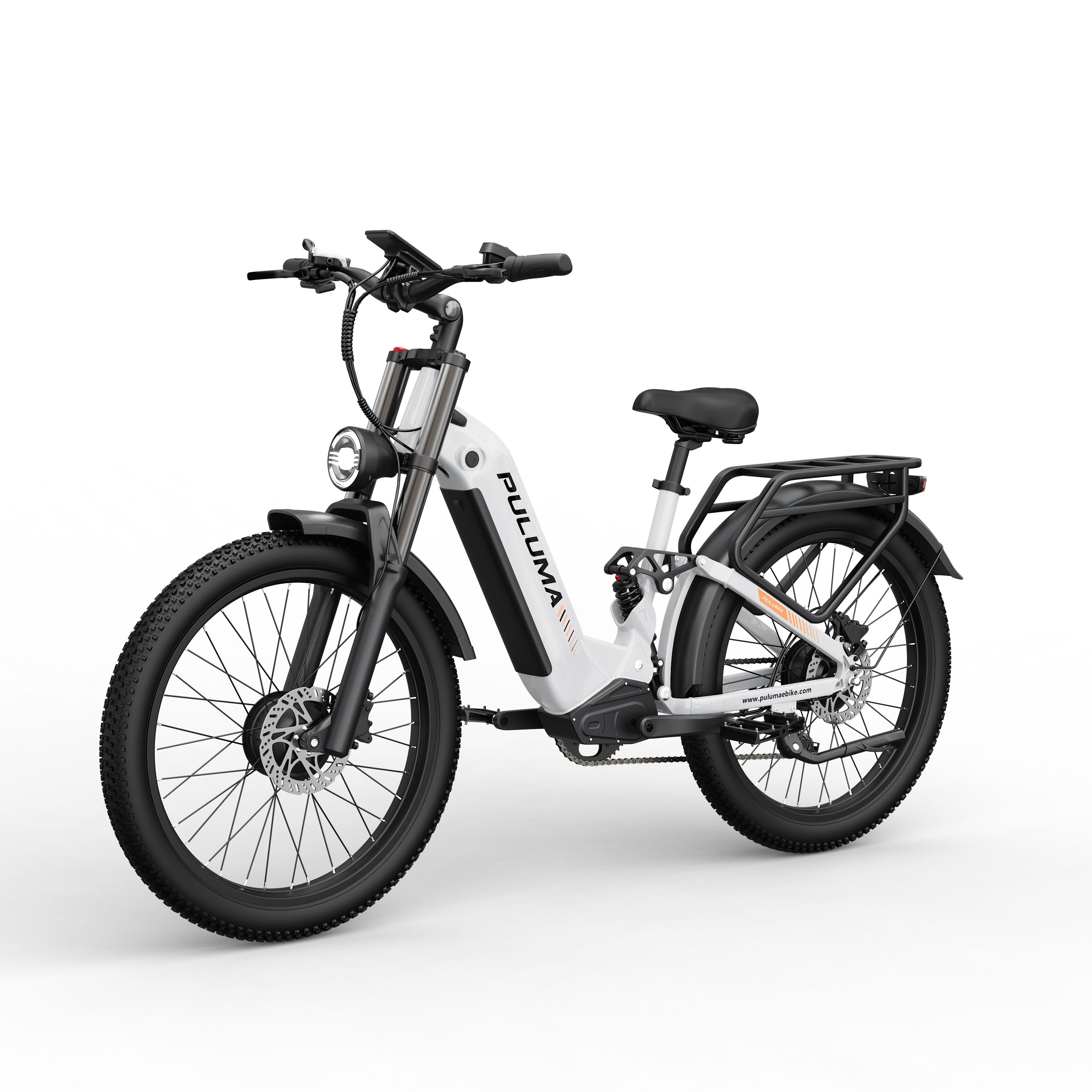 E-bike bianco e nero. Marchio PULUMA. Faro anteriore, pneumatici larghi. Vista prospettica.