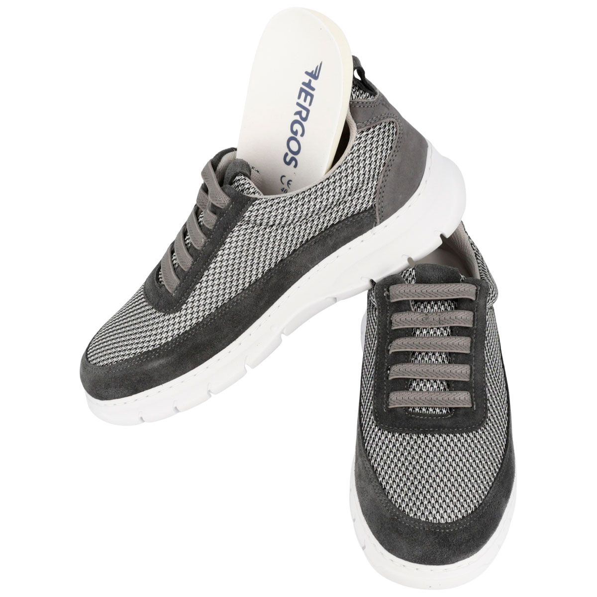 Scarpa da uomo grigia e nera con soletta estraibile. Mesh e pelle scamosciata. Suola bianca. Soletta con logo.