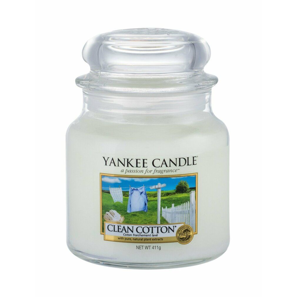 Candela profumata con coperchio in vetro. Etichetta con paesaggio e scritta "Clean Cotton". Peso netto 411g.