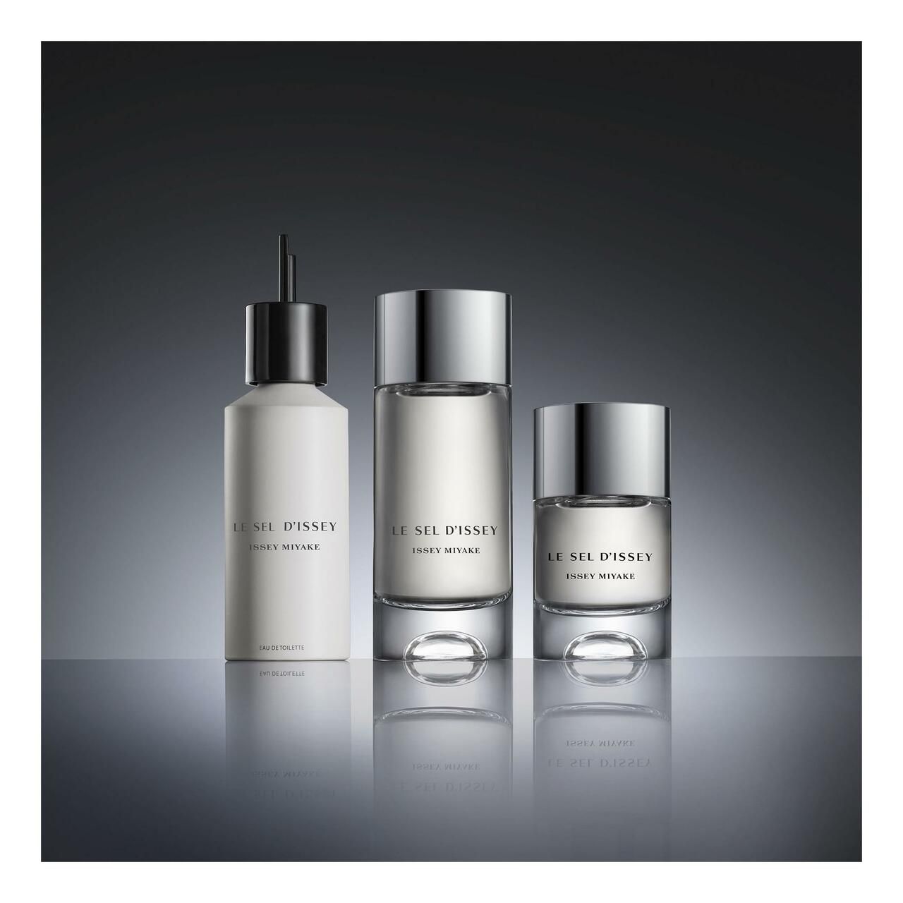 Tre flaconi. Scritta: LE SEL D'ISSEY, ISSEY MIYAKE. Diverse dimensioni, tappi argentati.