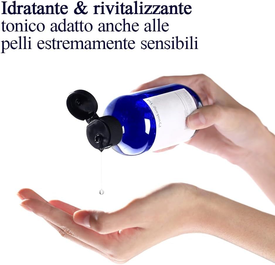 Flacone blu, tappo nero, tenuto in mano. Liquido che gocciola sulla mano. Testo: Tonico idratante e rivitalizzante per pelli sensibili.