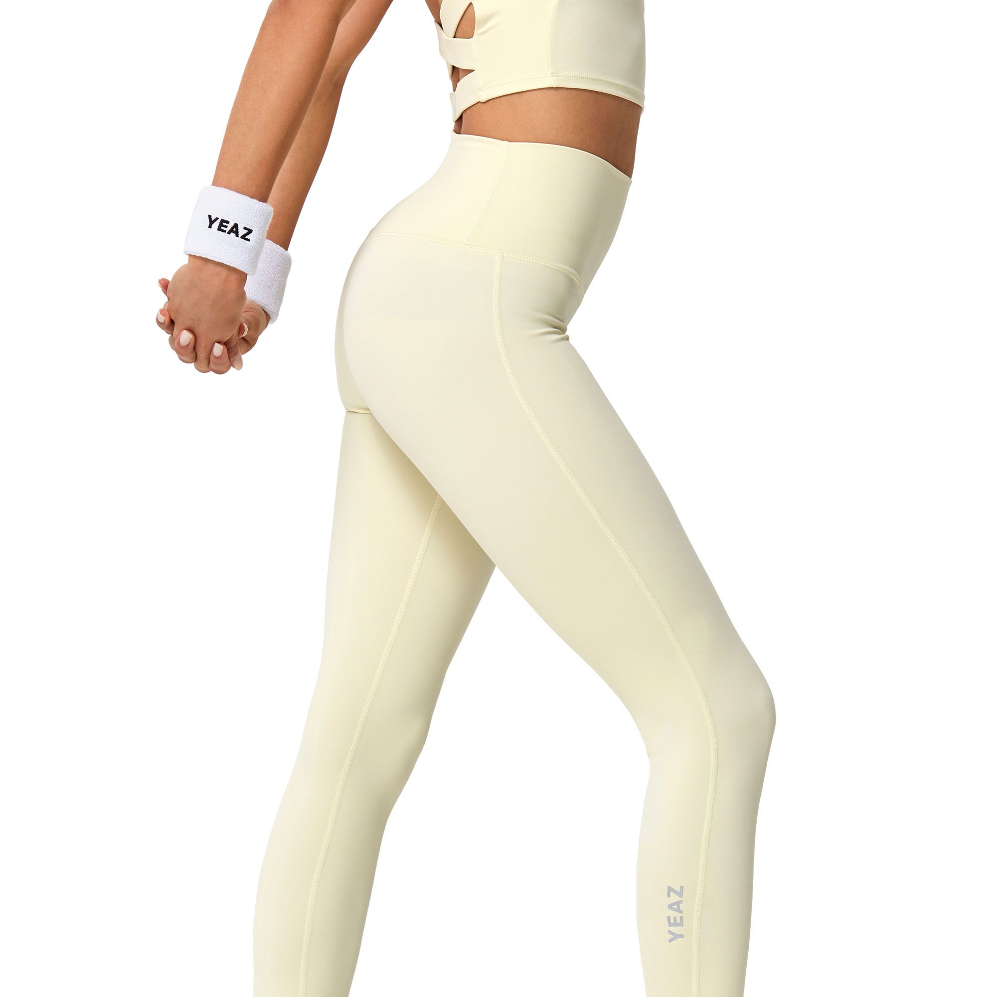Leggings chiari a vita alta con scritta YEA Z bianca sulla gamba.