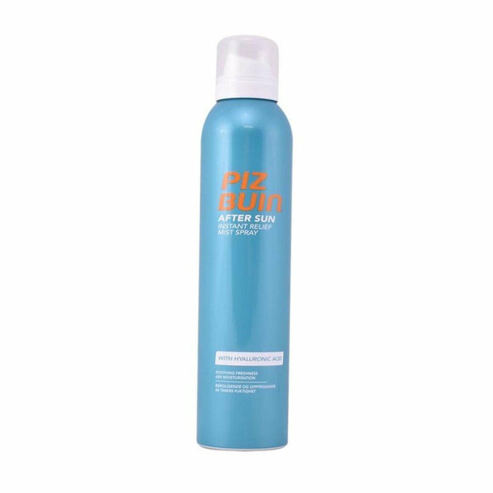 Flacone spray blu turchese con erogatore bianco. Scritta arancione: Piz Buin. Testo: After Sun Instant Relief Mist Spray. Con acido ialuronico.