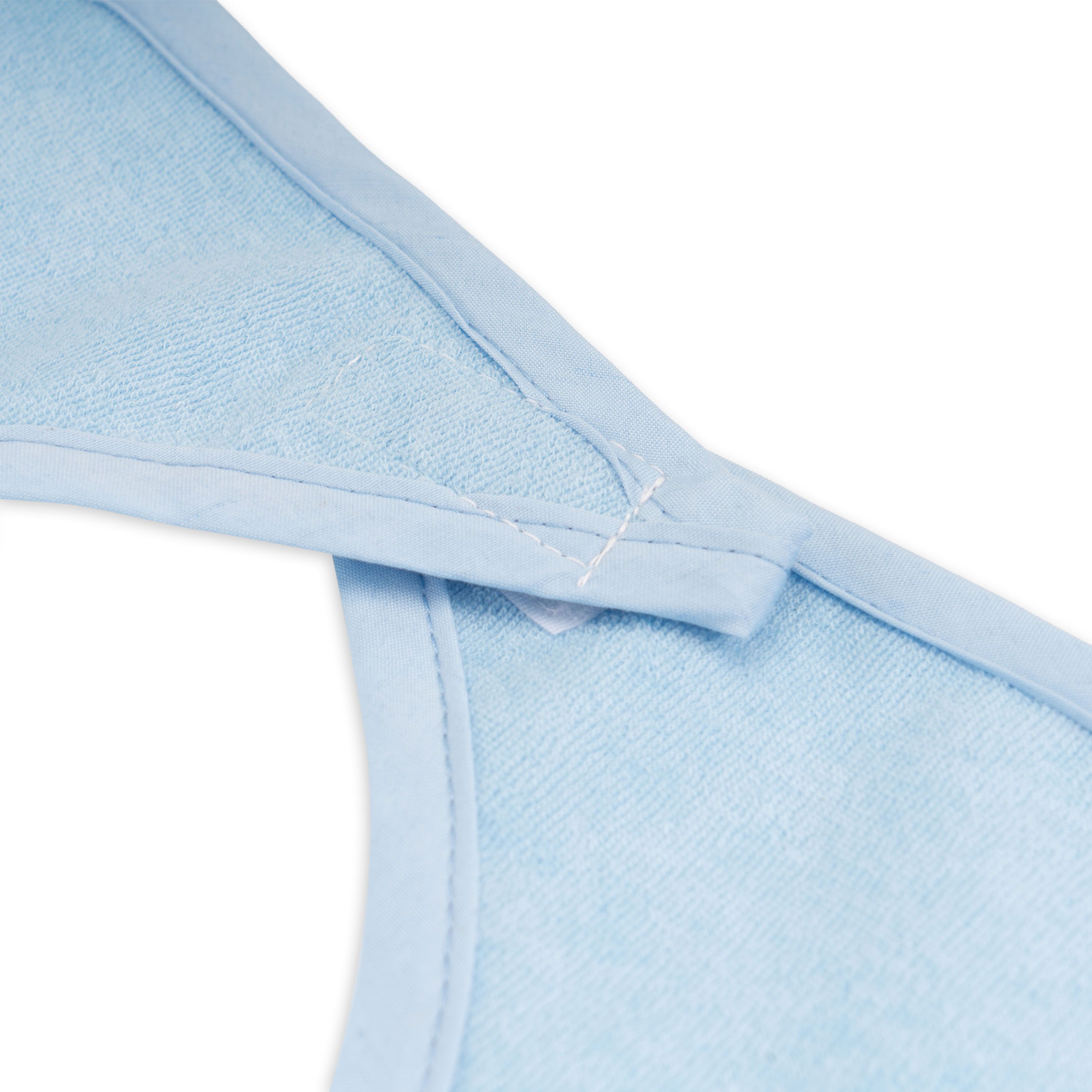 Dettaglio della chiusura in velcro sul collo di un grembiule blu chiaro. Velcro bianco.