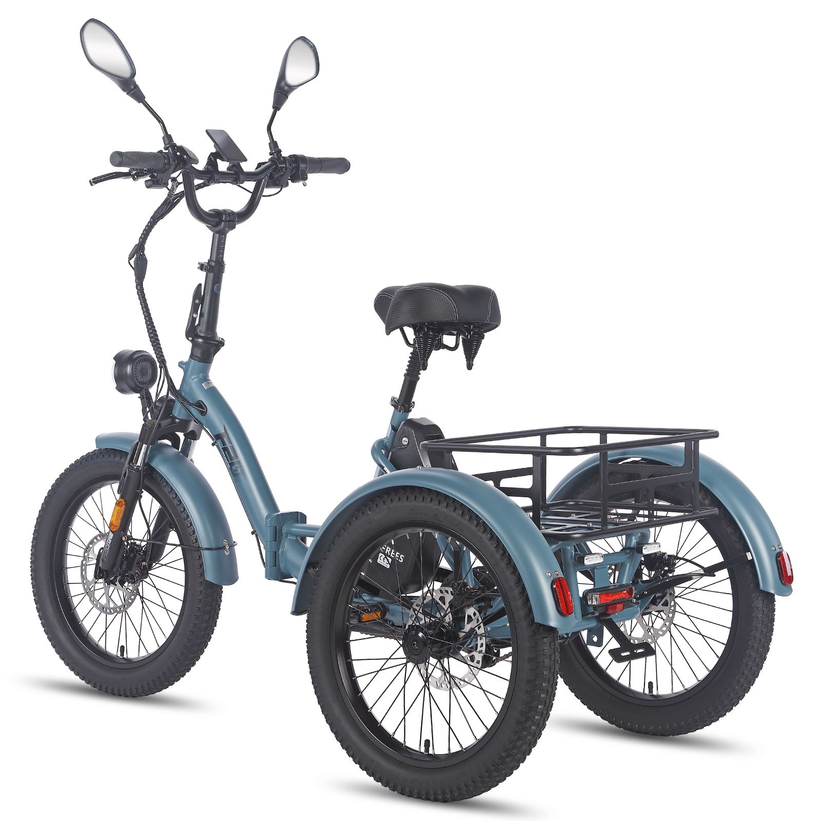 Triciclo elettrico blu. Pneumatici neri, cestino posteriore. Specchietti, faro e display. Scatola batteria con scritta.
