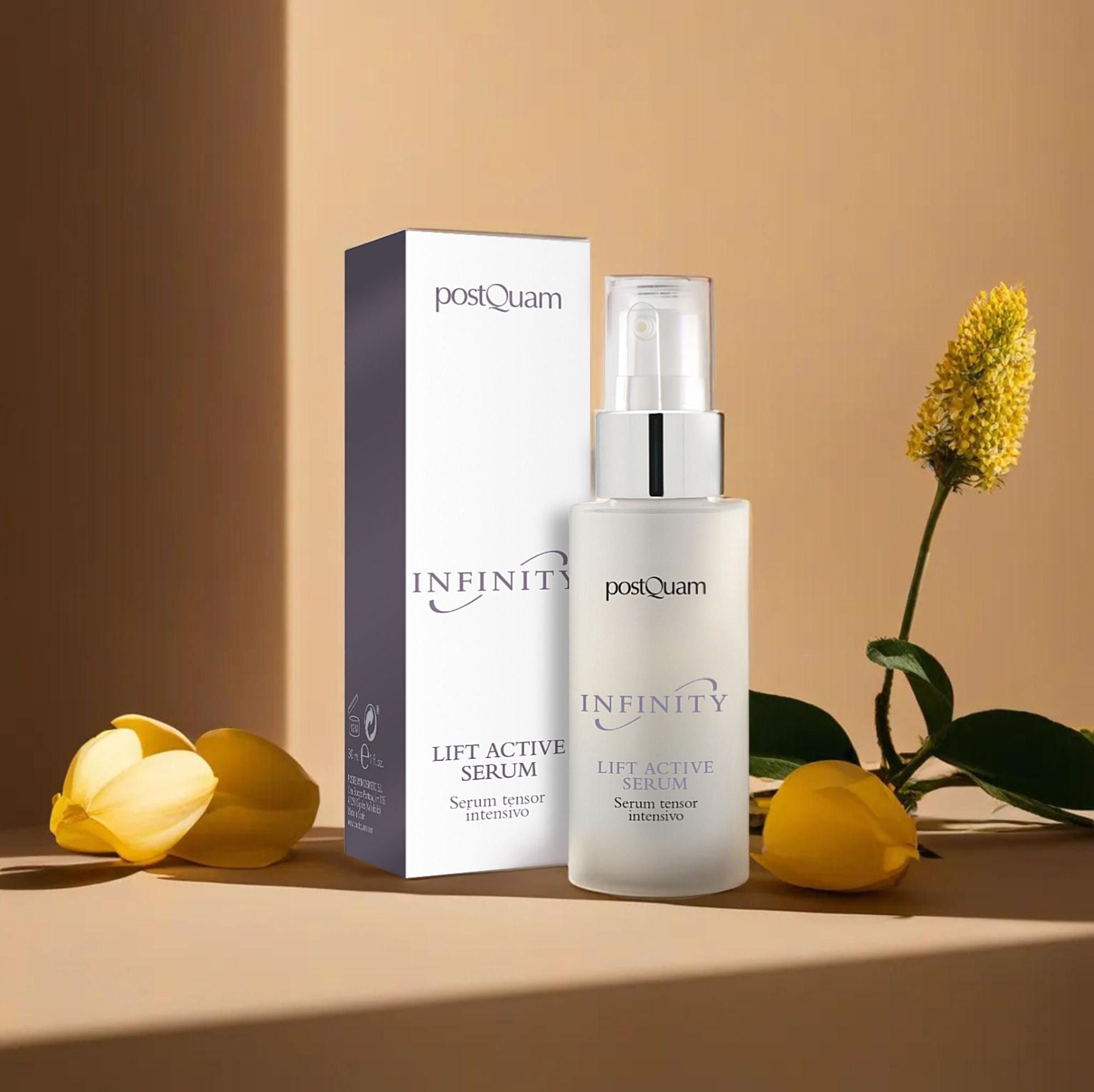 Flacone di siero e confezione. Scritta: Postquam Infinity Lift Active Serum. Flacone con erogatore spray, accanto a fiori.