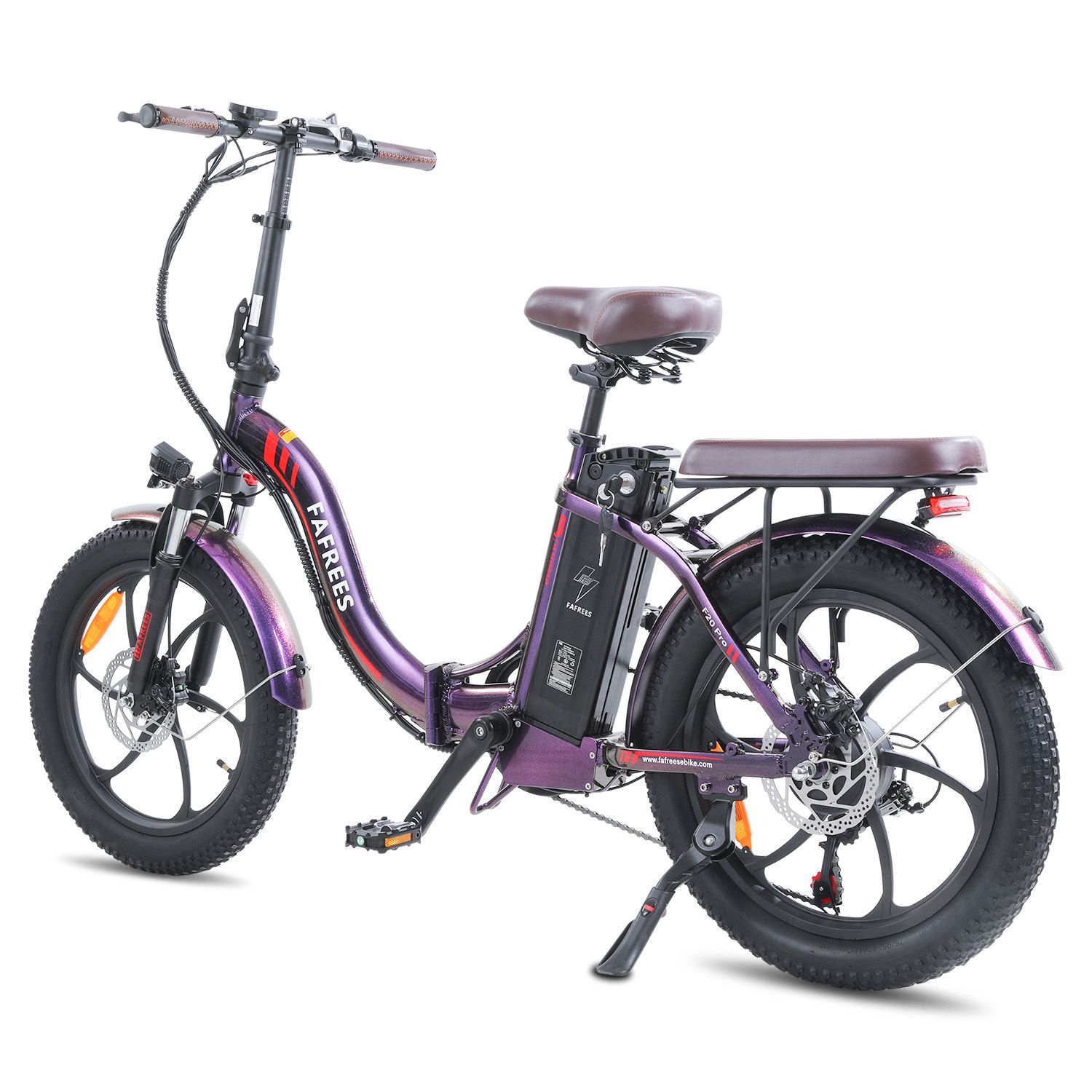 E-bike viola. Sella marrone, portapacchi. Pneumatici neri, cerchi con catarifrangenti arancioni. Marchio FAFREES.