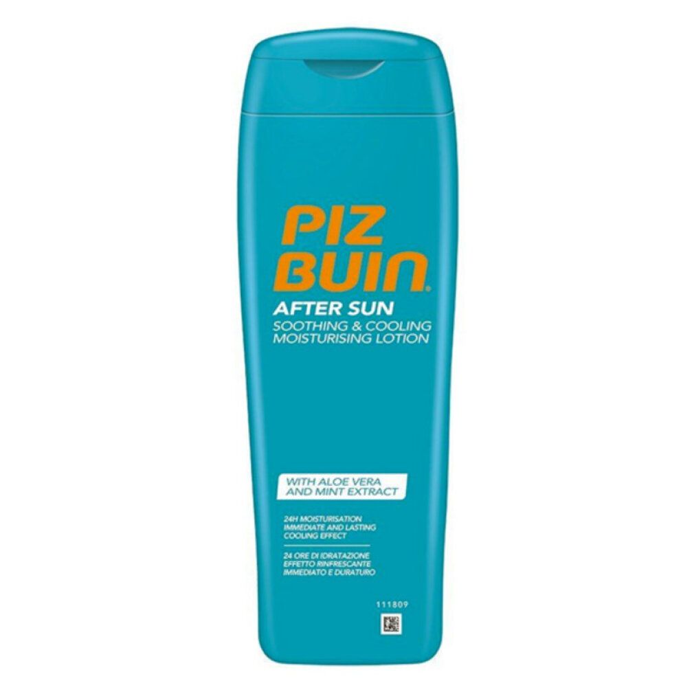 Flacone blu turchese con scritta arancione Piz Buin After Sun. Testo: Soothing & Cooling Moisturising Lotion. Con aloe vera ed estratto di menta.