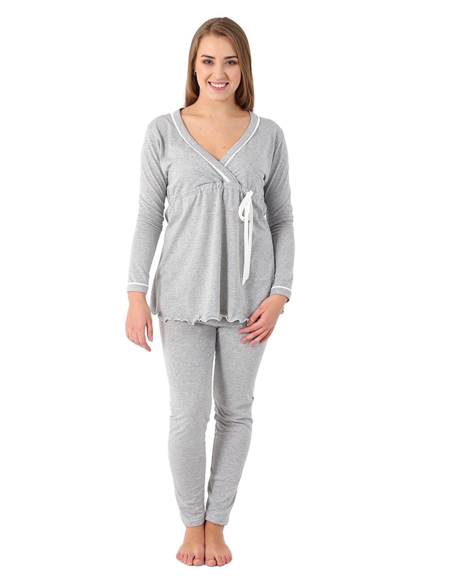 Pigiama premaman in cotone grigio mélange. Top a maniche lunghe con effetto avvolgente e fiocco. Pantaloni lunghi. Orlo e finiture bianche.