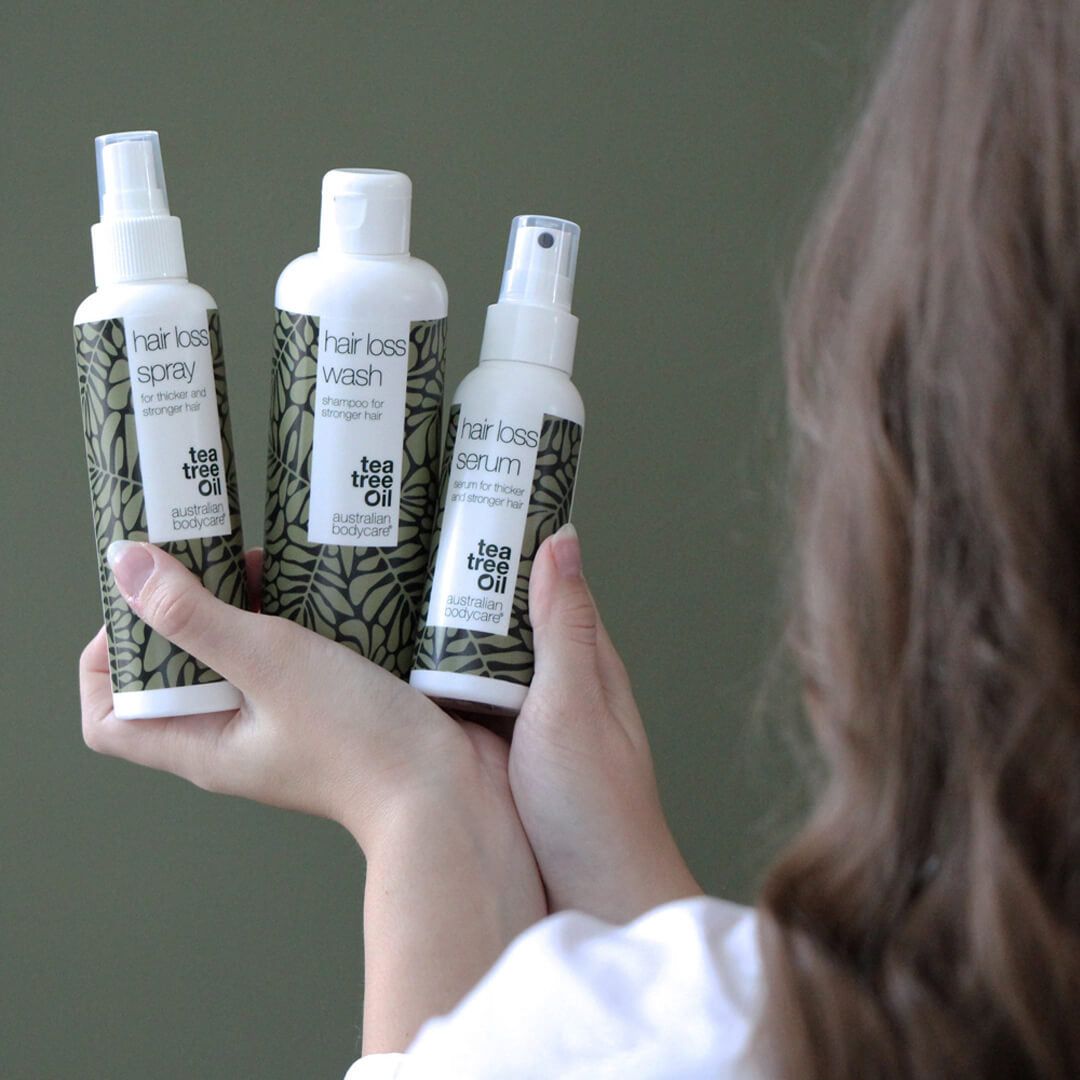 Tre flaconi. Scritta: Hair Loss Spray, Hair Loss Wash, Hair Loss Serum, Tea Tree Oil. Marchio: Australian Bodycare. Tenuti.