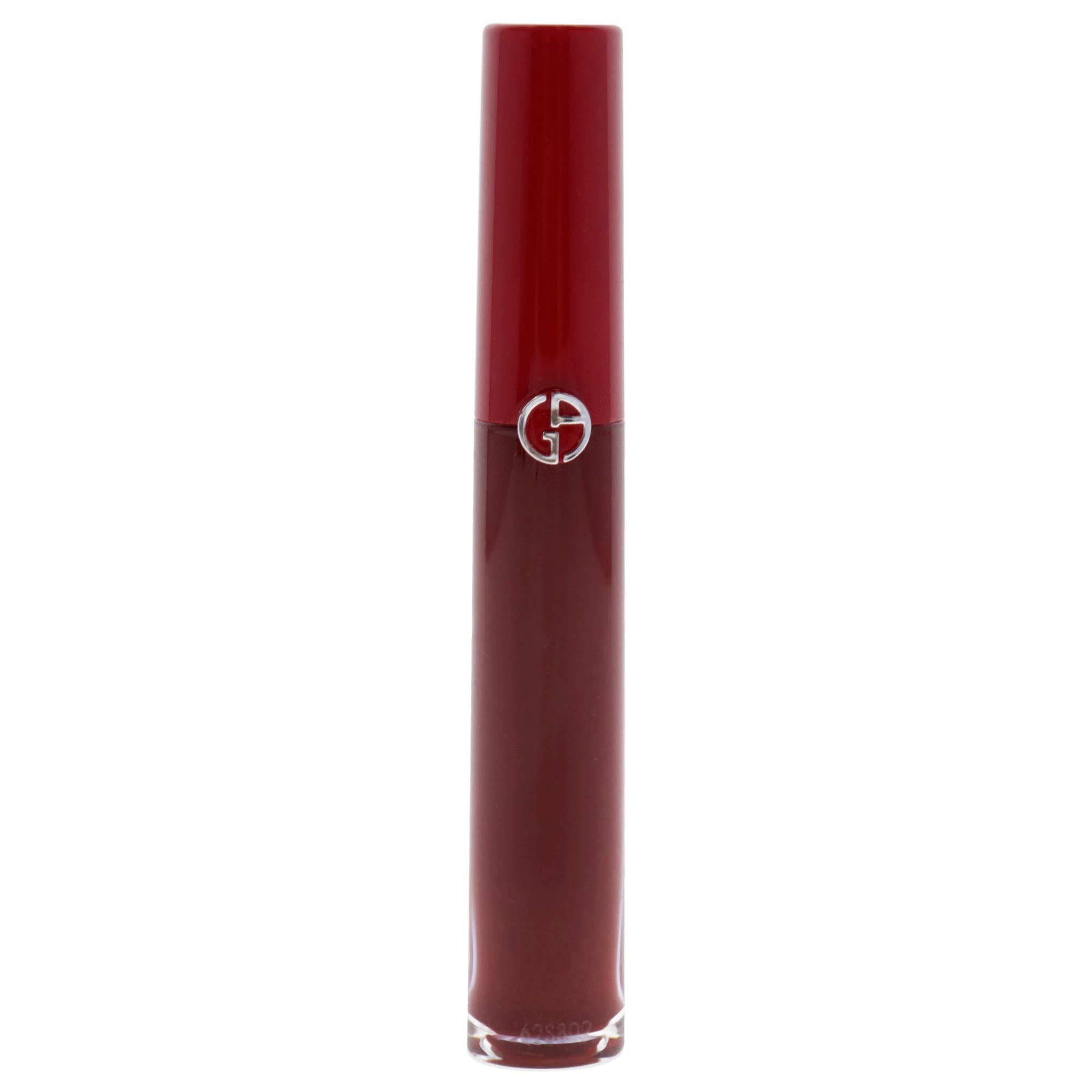 Rossetto Giorgio Armani Lip Maestro rosso. Con logo argentato sul tappo. Prodotto in posizione verticale.