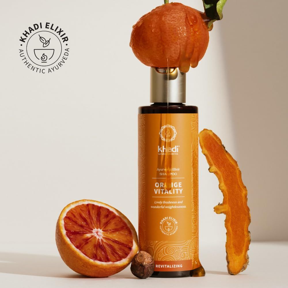 Flacone di shampoo Khadi Orange Vitality con arancia e zenzero. Logo e nome del prodotto sull'etichetta. Testo: Ayurvedic Elixir, Shampoo, Orange Vitality.
