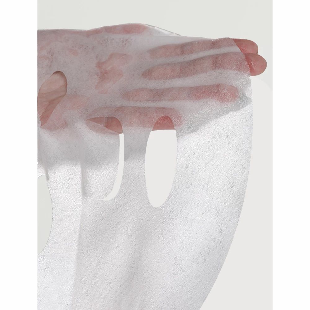 MIZON Joyful Time Essence Mask Acai Berry: una mano che tiene la maschera viso imbevuta.