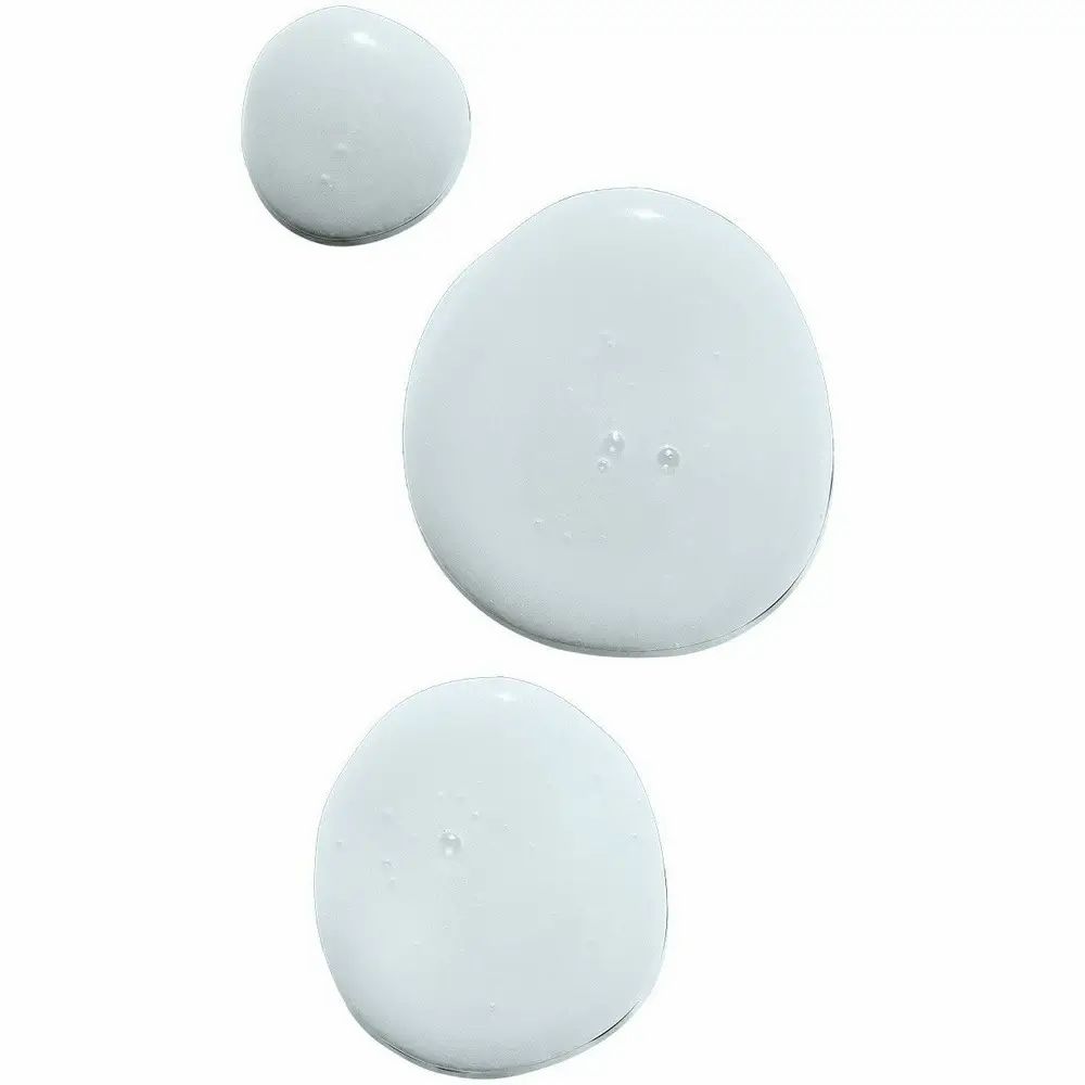 Tre gocce di liquido trasparente e bianco. Le gocce sono di forma ovale e di dimensioni diverse.