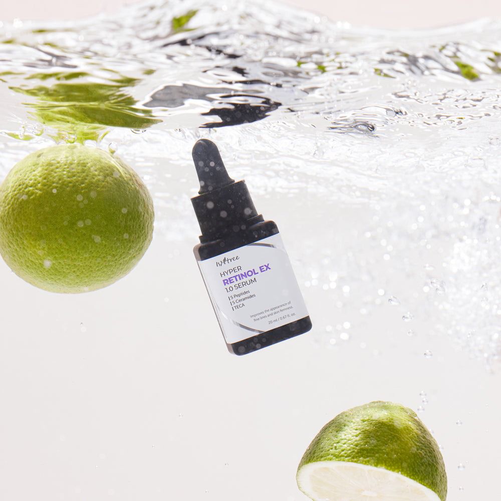 Flacone nero con etichetta bianca, circondato da acqua e lime. Scritta: ISNTREE Hyper Retinol EX 1.0 Serum.