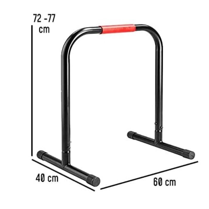 Parallele nere con maniglie rosse. Dimensioni: 72-77 cm altezza, 40 cm larghezza, 60 cm lunghezza. Per calisthenics.