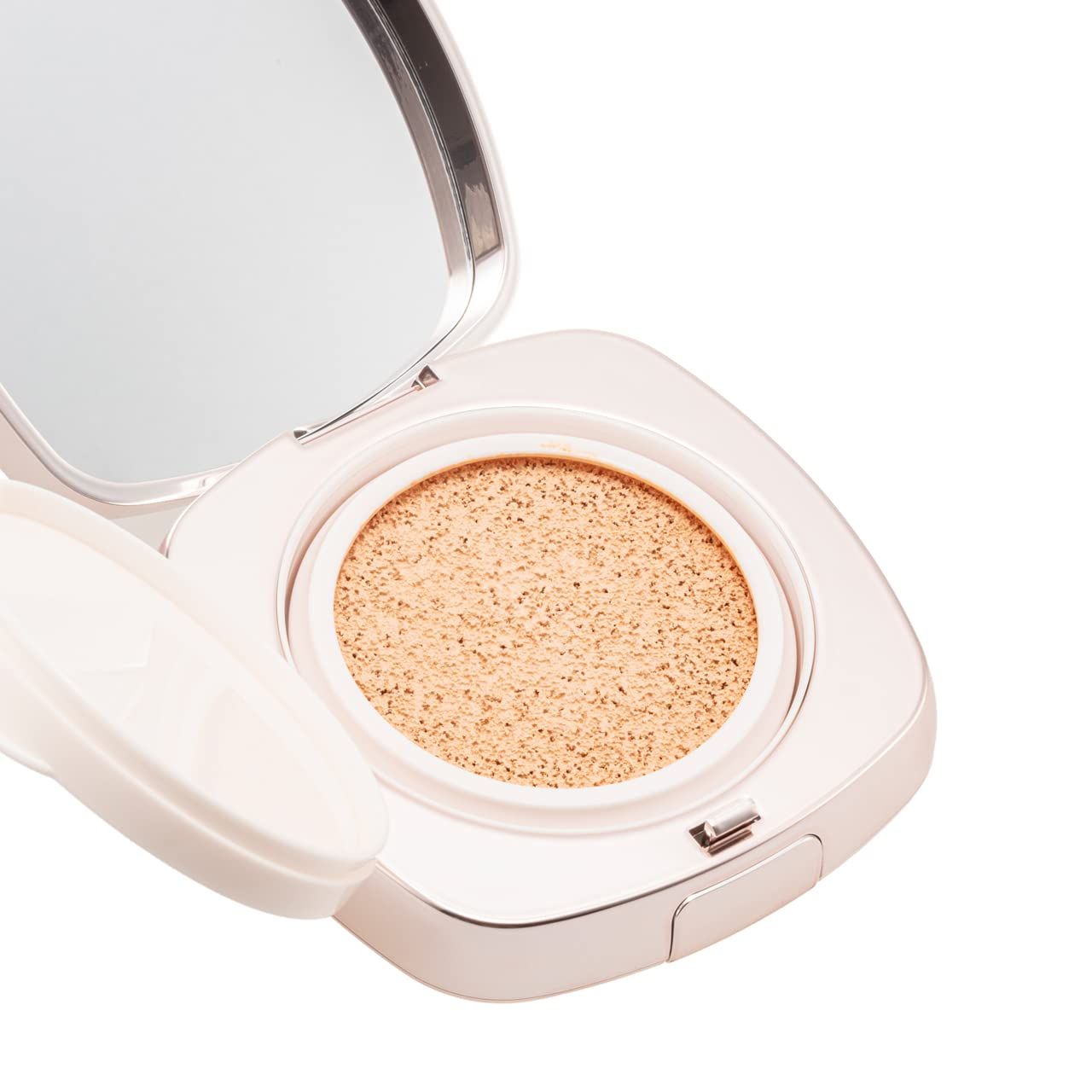 Trucco compatto aperto con spugna. Forma quadrata con angoli arrotondati. Colore del prodotto visibile.