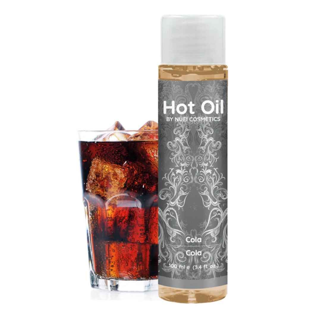 Bicchiere con cubetti di ghiaccio accanto a una bottiglia "Hot Oil" con scritta "Cola".