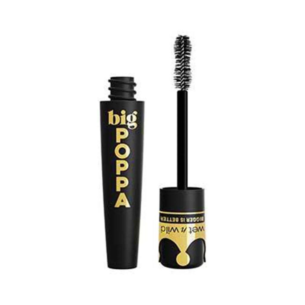 Tubo di mascara nero con scritta dorata "Big Poppa". Spazzola accanto. Visibili "Wet n Wild" e "Bigger is Better".