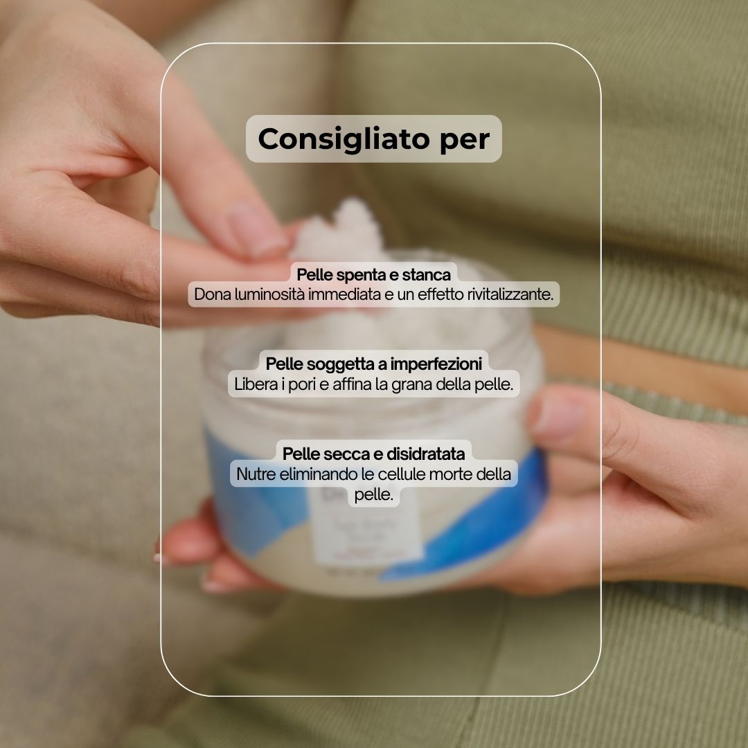 Mani che tengono un barattolo di scrub corpo. Testo: Consigliato per pelle secca, spenta, impura.