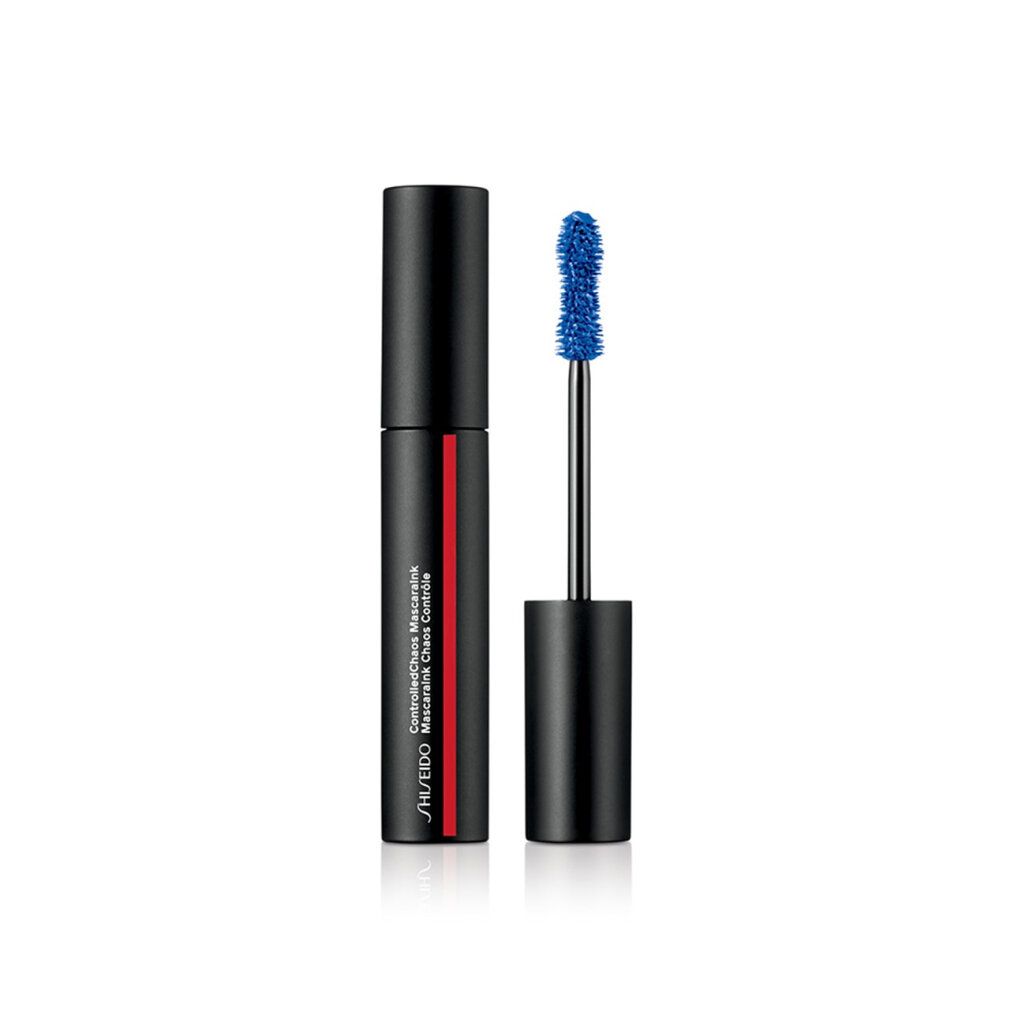 Tubo di mascara nero con striscia rossa e spazzola blu. Scritta: Shiseido Mascara Controlled Chaos Ink 02.