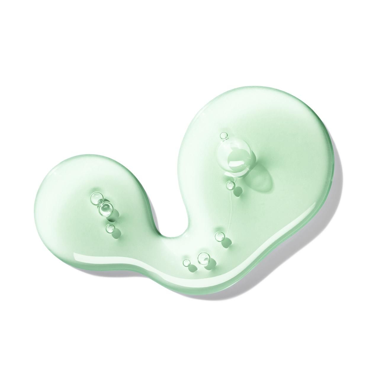 Macchia di gel verde-giallo con bolle. Su sfondo bianco.