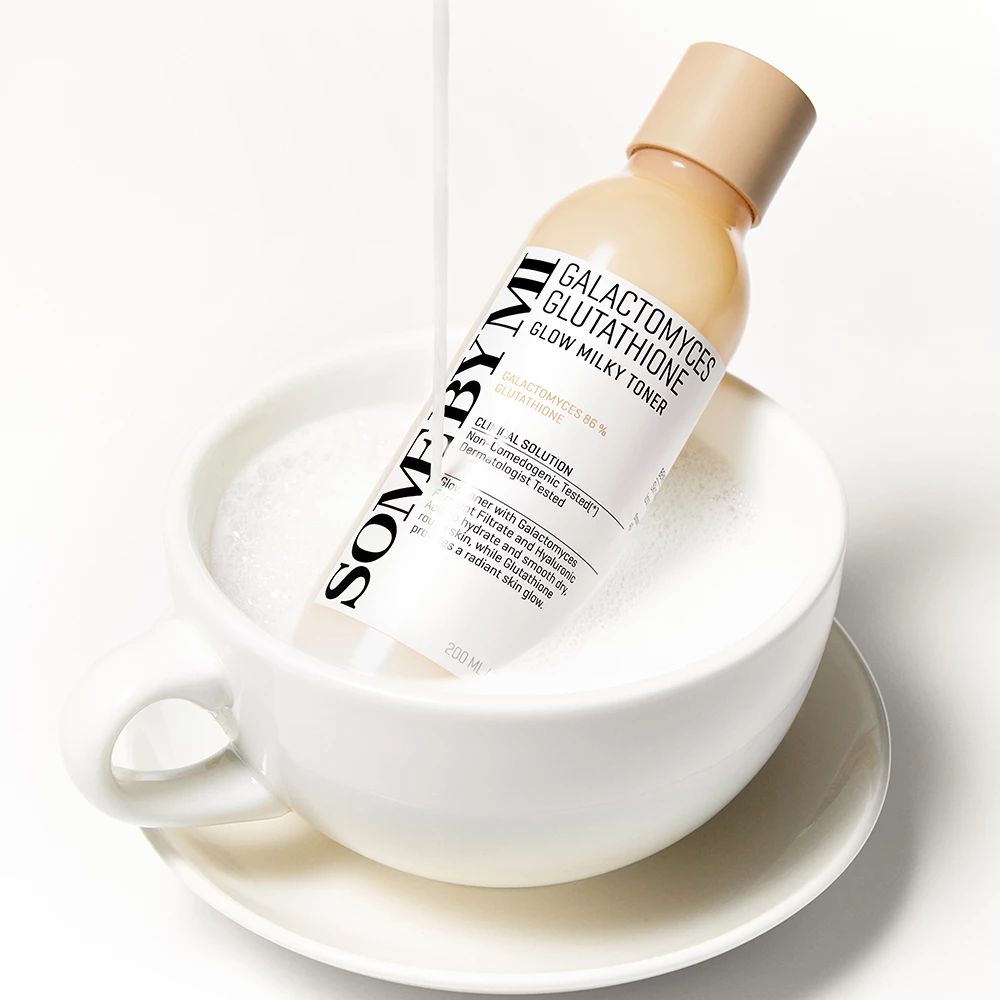 Flacone beige con etichetta bianca in una tazza. Scritta: SOME BY MI, Galactomyces Glutathione Glow Milky Toner.