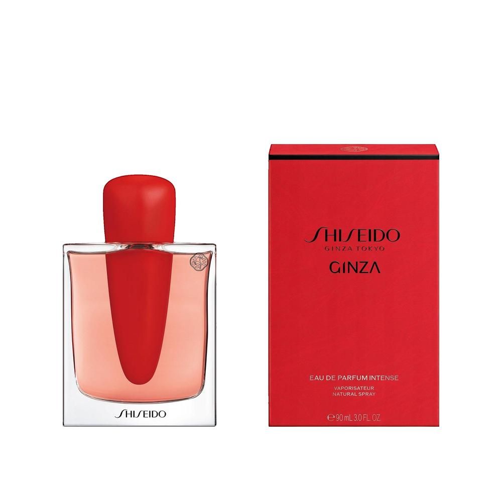 Flacone di profumo e scatola rossa. Flacone con tappo rosso e liquido rosa. Scatola con logo Shiseido Ginza.