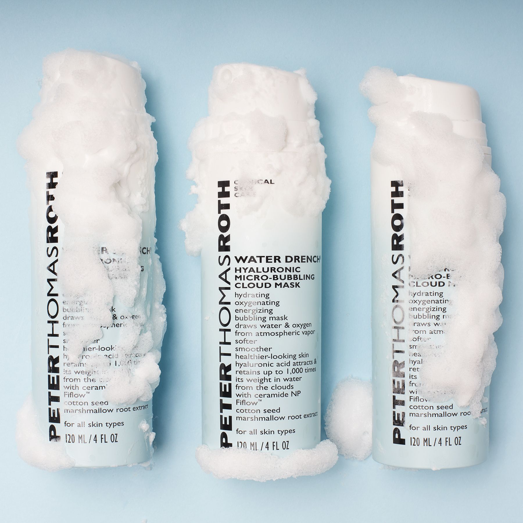 Tre flaconi ricoperti di schiuma bianca. Scritta: Peter Thomas Roth Water Drench Micro-Bubbling Cloud Mask. 120 ml/4 FL OZ.