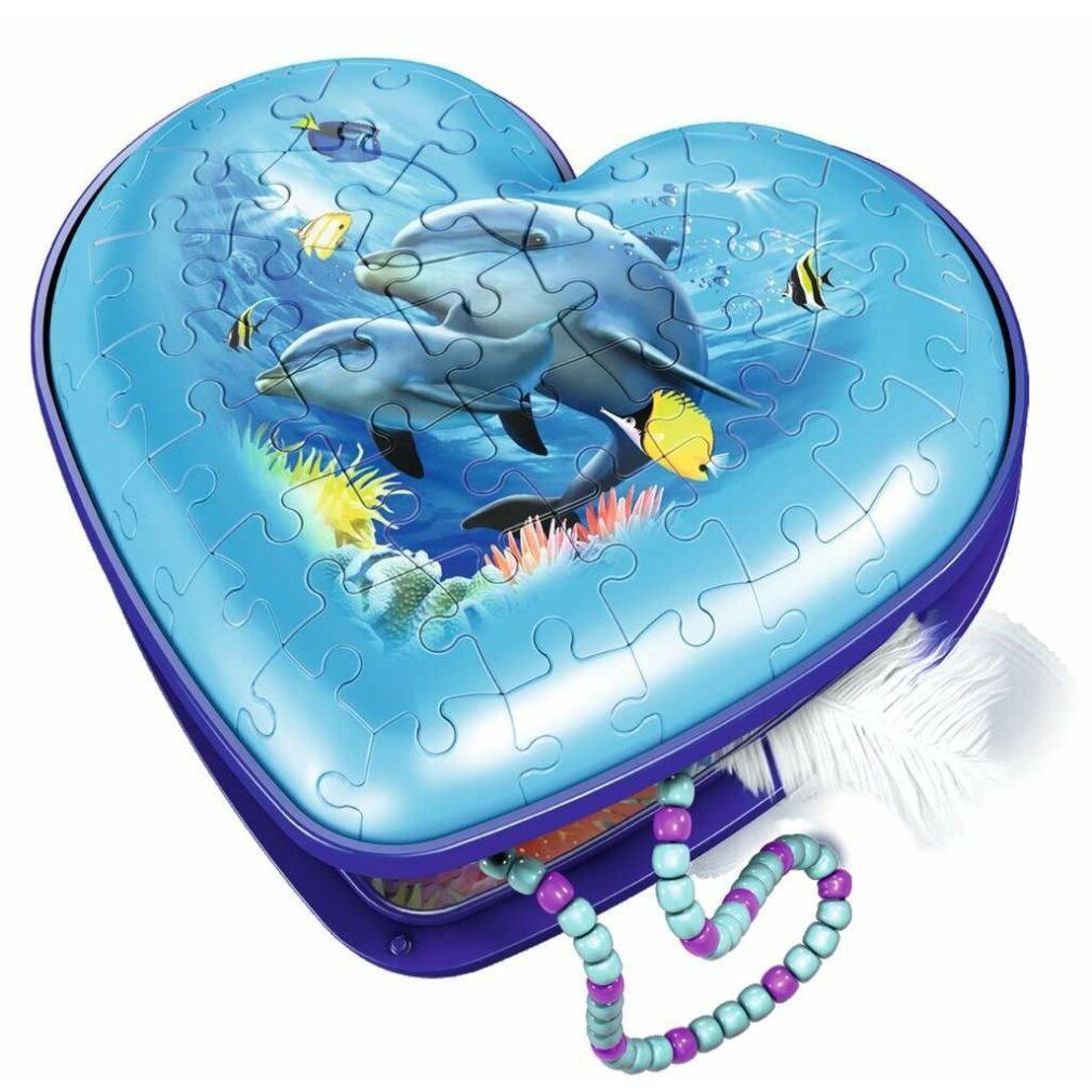 Puzzle 3D a forma di cuore assemblato. Motivo: delfini sott'acqua. Con catena. Pezzi di puzzle accanto.