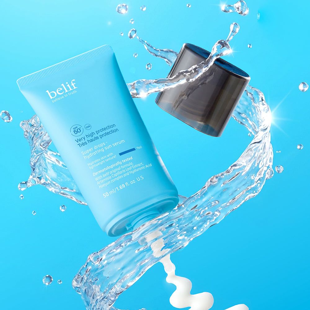 Tubo blu con tappo rimosso, circondato da schizzi d'acqua, siero solare.