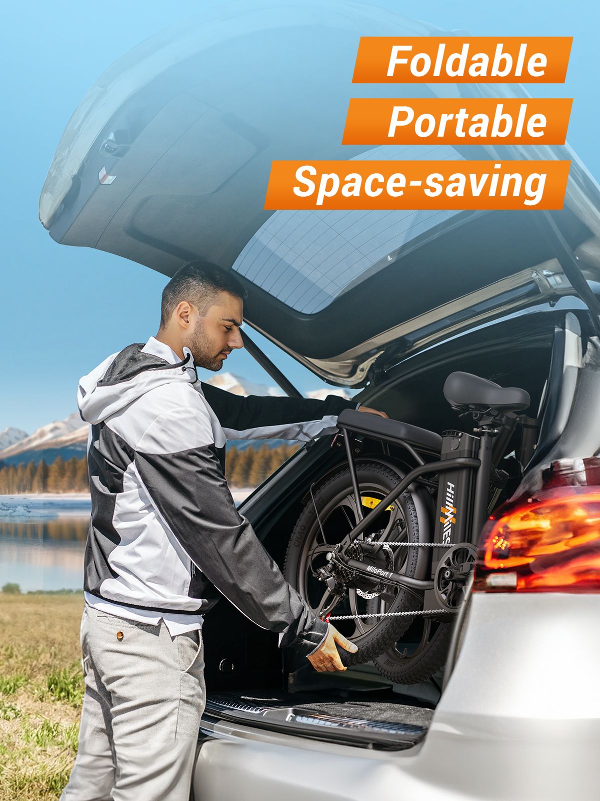 Persona che ripone una bici elettrica piegata in un'auto. La bici è nera.